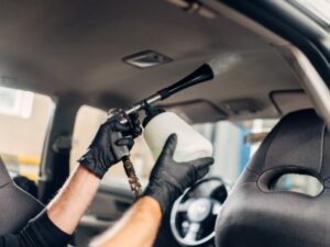 Jak podkleić podsufitkę w samochodzie?