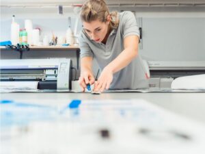 Jaką rolę odgrywa odpowiedni dobór materiałów w reklamie zewnętrznej?