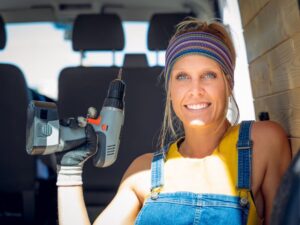 Jak wykorzystać specjalistyczne kleje do budowy kampera?