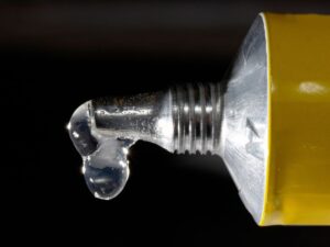 Jak skleić dużą donicę ogrodową? – wybór odpowiedniego kleju